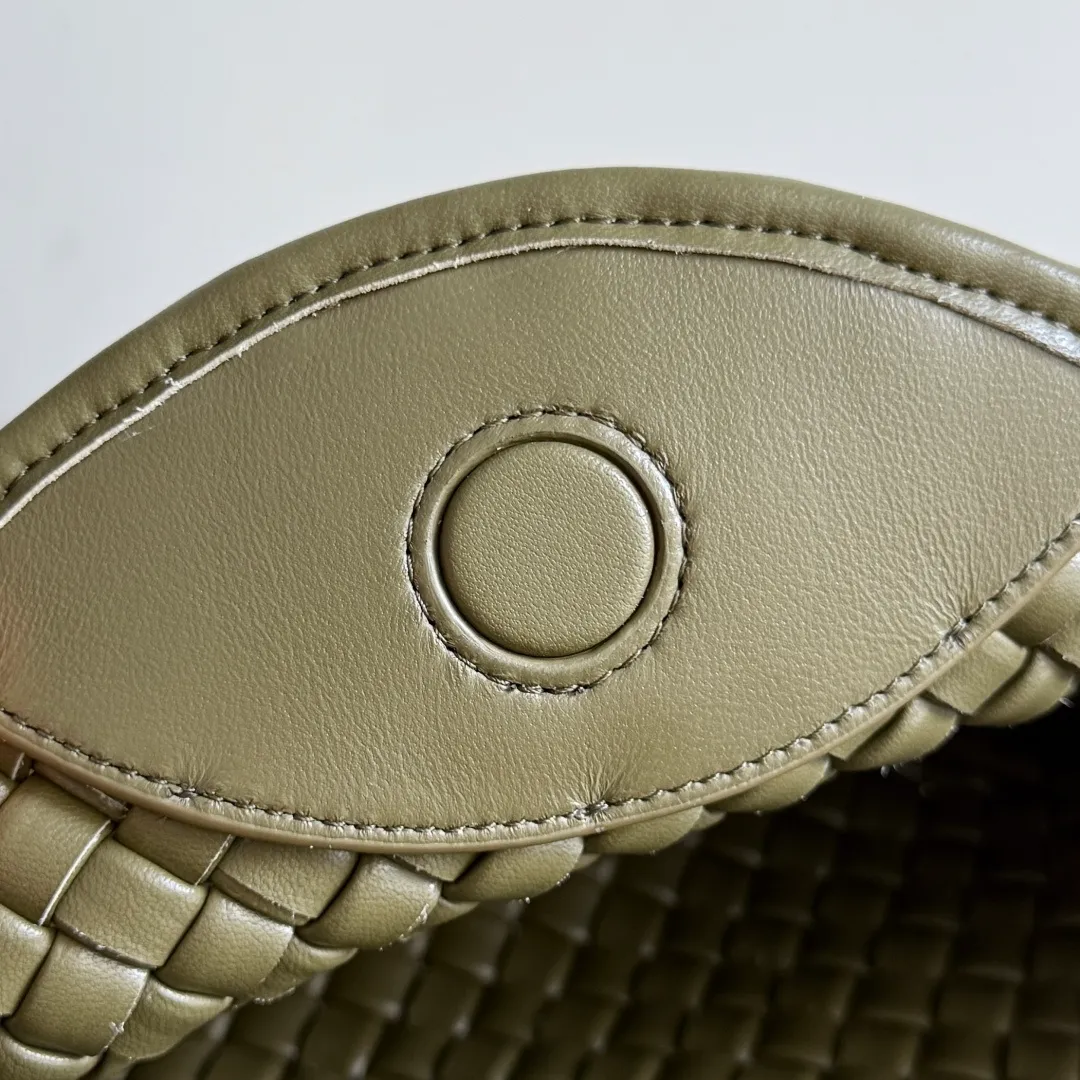 Batch 1760 BOTTEGA VENETA's new mini COBBLE bag. This season's mini Cobble series brings a new style of handbag. The body of the bag resembles the shape of a "Yuanbao", giving you good luck throughout autumn and winter! This Yuanbao bag is made of three pieces of quilted cotton and has an unlined body, showing its quiet power. The bag is carefully designed to create a three-dimensional look. The joints and edges are decorated with lambskin strips to create a sense of simplicity. The handbag is not lined, so you can directly appreciate the consistent lambskin on the outside and inside. It is beautiful both inside and outside. The top handle of this handbag is made of leather-wrapped rope and is quite sturdy. The detachable shoulder strap is secured by a leather buckle inside the bag. Can be carried by hand, carried on the shoulder or cross-body, very easy to match! Style number: 805739 Size: 23*11*8cm